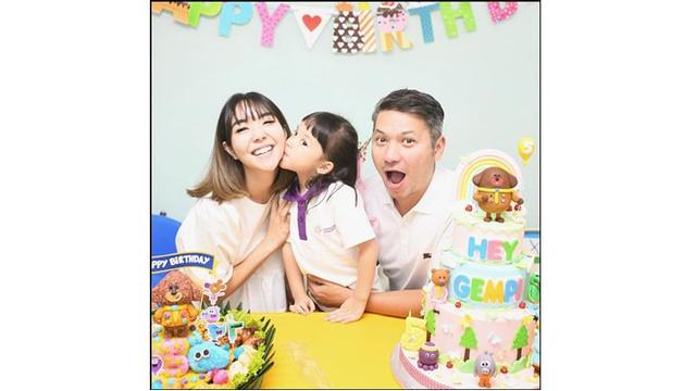 Meski sederhana, Gempita terlihat senang dengan momen ulang tahunnya.