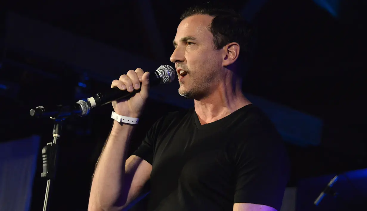 Penampilan Tommy Page dalam acara Lexus Pop Up Concert Series di Culver City, California, AS (25/9/2014). Singlenya, "I'll Be Your Everything" pernah mencapai tangga puncak Billboard Hot 100, di tahun 1990. (Araya Diaz/Getty Images for Pandora/AFP)