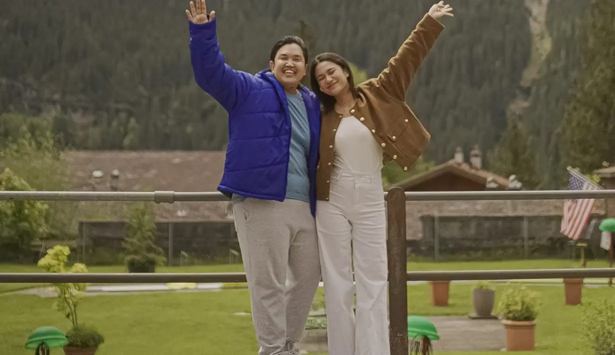 Musisi Ear Sun menggandeng Azizah Salsha sebagai model video klip-nya. Dirilis dalam bentuk music video, pengambilan gambarnya dilakukan di tiga negara di Eropa, yaitu Swiss, Austria, dan Italia. Dan dikerjakan selama total sepuluh hari. (Liputan6.com/IG/@earsun.music)