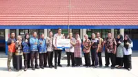 Peruri melalui Program Tanggung Jawab dan Lingkungan (TJSL) telah memberikan bantuan renovasi fasilitas sekolah untuk Sekolah Dasar Negeri Kiara 1, Kecamatan Cilamaya Kulon, Kabupaten Karawang, Jawa Barat. (Liputan6.com/ist)