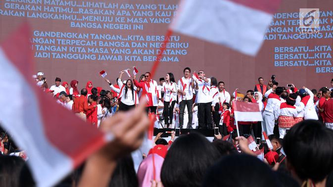 Sejumlah artis membawakan lagu saat gelaran Harmoni Indonesia 2018 di Kompleks Gelora Bung Karno, Jakarta, Minggu (5/8). Acara ini bagian perayaan HUT RI ke-73 dan menyambut Asian Games 2018. (Liputan6.com/Helmi Fithriansyah)