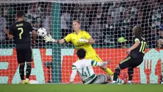 Pemain Real Madrid Luka Modric (kanan) mencetak gol gawang Celtic pada pertandingan sepak bola Grup F Liga Champions di Celtic Park, Glasgow, Skotlandia, 6 September 2022. Real Madrid mengalahkan Celtic dengan skor 3-0. (AP Photo/Scott Heppell)