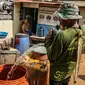 Penjual memenuhi drum atau wadah penyimpanan milik pembeli dengan air bersih yang dijualnya di Kawasan Muara Angke, Jakarta Utara, Rabu (30/8/2023). (Liputan6.com/Faizal Fanani)