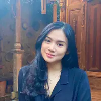 Mengenakan setelan serba hitam, Tiara tampak manis dan anggun. (Instagram/tiaransvtr)