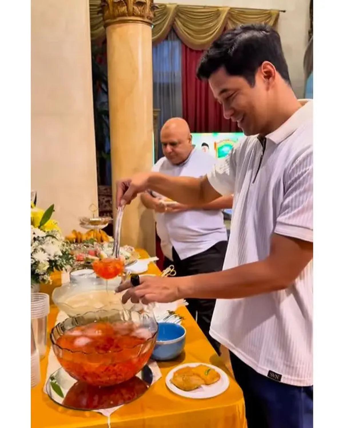 6 Potret Bukber Keluarga Angbeen Rishi dan Adly Fairuz, Makanannya Bikin Ngiler