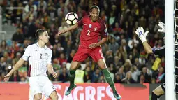 Pemain Portugal, Bruno Alves (tangah) menyundul bola ke gawang Latvia pada laga Kualifikasi Piala Dunia 2018 di Algarve stadium, Faro (13/11/2016). Portugal menang 4-1. (AFP/Francisco Leong)