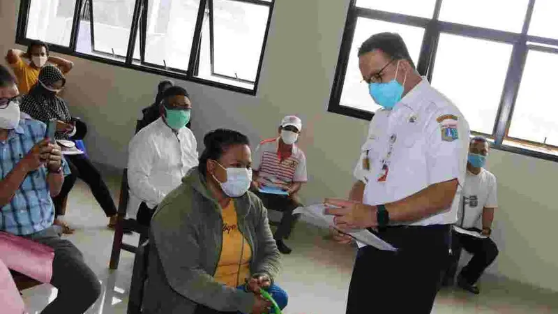 Gubernur DKI Jakarta Anies Baswedan meninjau penyaluran bantuan sosial tunai (BST)