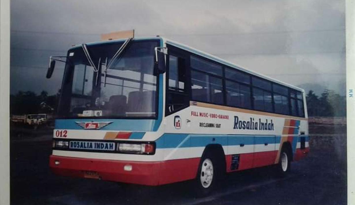 Restu Ibu Spaceliner milik PO Rosalia Indah dengan ciri khas wiper tertempel di kaca bagian atas. (Source: awansan.com)