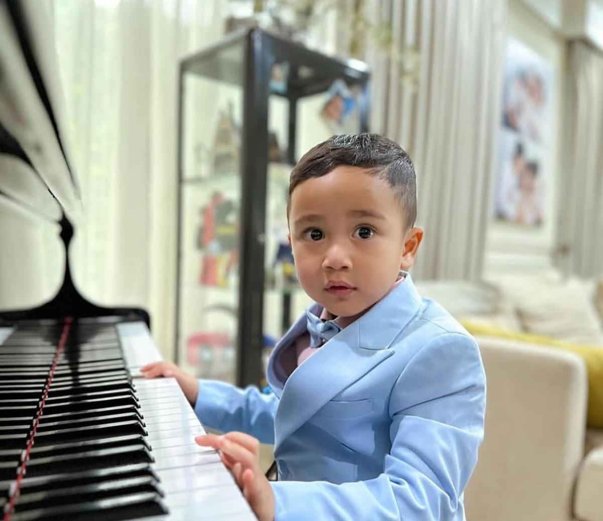 Transformasi Rayyanza Main Piano, Dulu Main Piano Pakai Popok, Kini Tampil Elegan dengan Jas