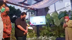 Anggota DPR Adian Napitupulu, Direktur Utama Bank BTN Haru Koesmahargyo dan Menteri BUMN Erick Thohir saat mendengarkan sambutan pada penyerahan bantuan unit rumah kepada keluarga ahli waris pejuang reformasi di Jakarta (25/04/2022). Pemerintah melalui Kementerian BUMN menugaskan PT Bank Tabungan Negara (Persero) Tbk (BTN) yang mempunyai core business sebagai mortgage bank atau bank perumahan di Indonesia untuk memberikan bantuan 4 unit rumah kepada ahli waris pejuang reformasi. (Liputan6.com/HO/BTN)