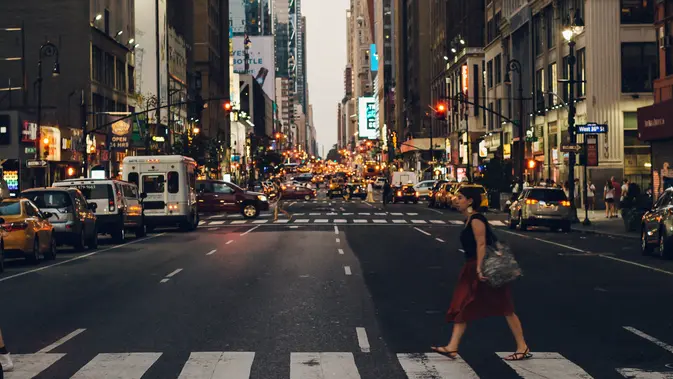 Ilustrasi pejalan kaki di New York. /uUnsplash/Terry Boynton)