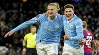 Pemain Manchester City, Erling Haaland (kiri) melakukan selebrasi bersama Julain Alvarez setelah mencetak gol ketiga timnya ke gawang RB Leipzig pada laga lanjutan Grup G Liga Champions 2023/2024 yang berlangsung di Etihad Stadium, Manchester, Rabu (29/11/2023). (AP Photo/Dave Thompson)