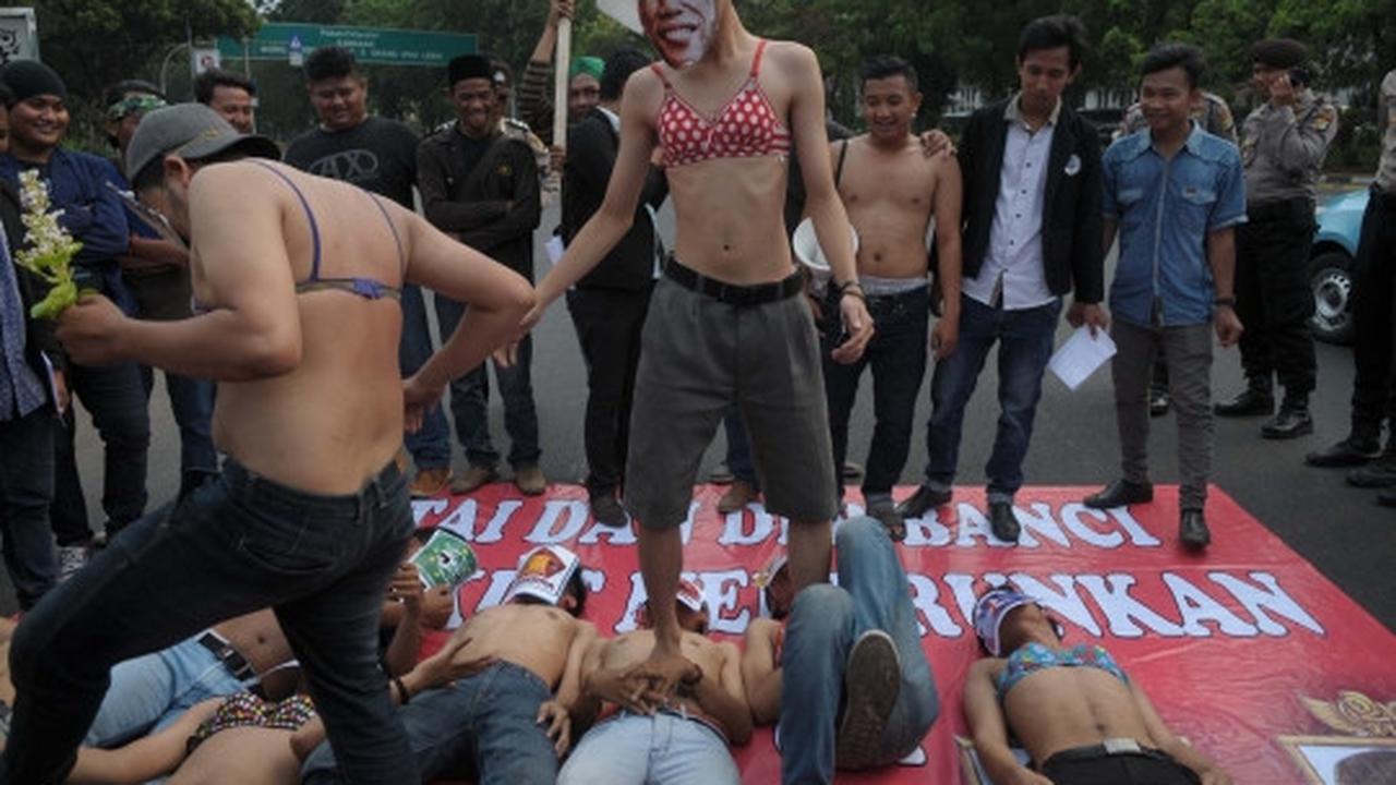 Tuntut Jokowi-JK mundur, aktivis demo pakai bra di depan Istana