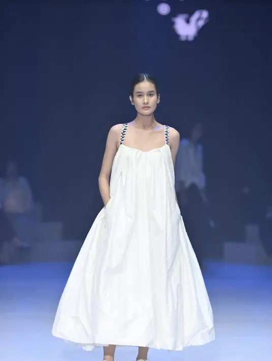 Siluet yang begitu loose namun penuh pernyataan tampilkan kesan yang begitu menarik.  [Foto: PIFW.DOK]