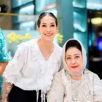 Berfoto bersama Mieke, sang ibunda pun begitu mirip dengan putrinya ini. Mieke tampil dengan atasan putih dengan aksen tali dipadukan celana hitam. Ia pun mengenakan anting-anting hoops miji dan riasan wajah natural. [@mieke_amalia]