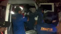 Korban kereta barang yang anjlok di surabaya dibawa ke rumah sakit (Dian Kurniawan/Liputan6.com) 