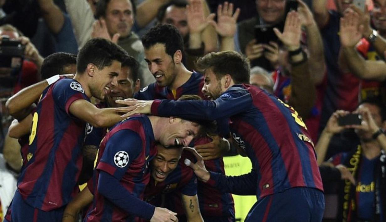 Pemain-pemain Barcelona merayakan gol pertama yang dicetak Lionel Messi. (AFP PHOTO/LLUIS GENE)