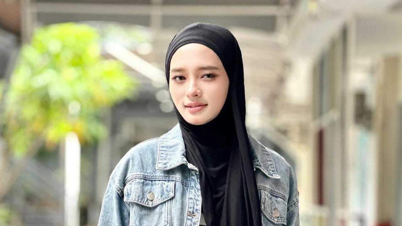 Gaya 'Mix and Match' Inara Rusli Pakai Busana Denim, Tampil Stylish dan Tetap Sesuai Syariat