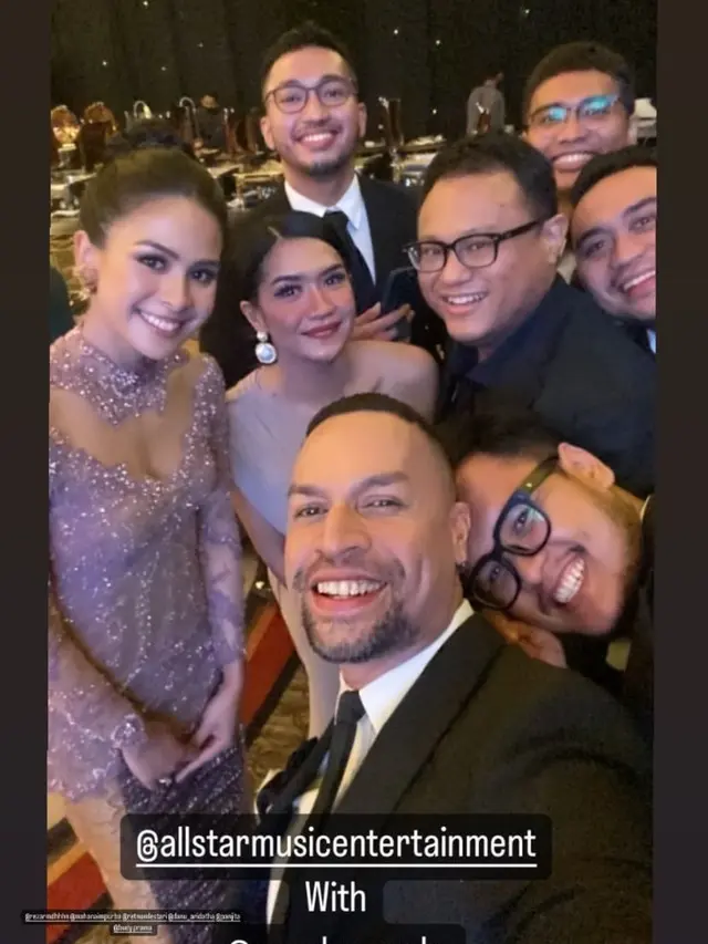 5 Potret Maudy Ayunda di Pernikahan Amanda Khairunnisa, Tampil Serasi dengan Suami