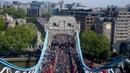 Para pelari yang berkomptisi dalam London Marathon 2026 diambil dari Jembatan London, Inggris, Minggu (26/04/2026) waktu setempat. (AP Photo/PA/Jonathan Brady)