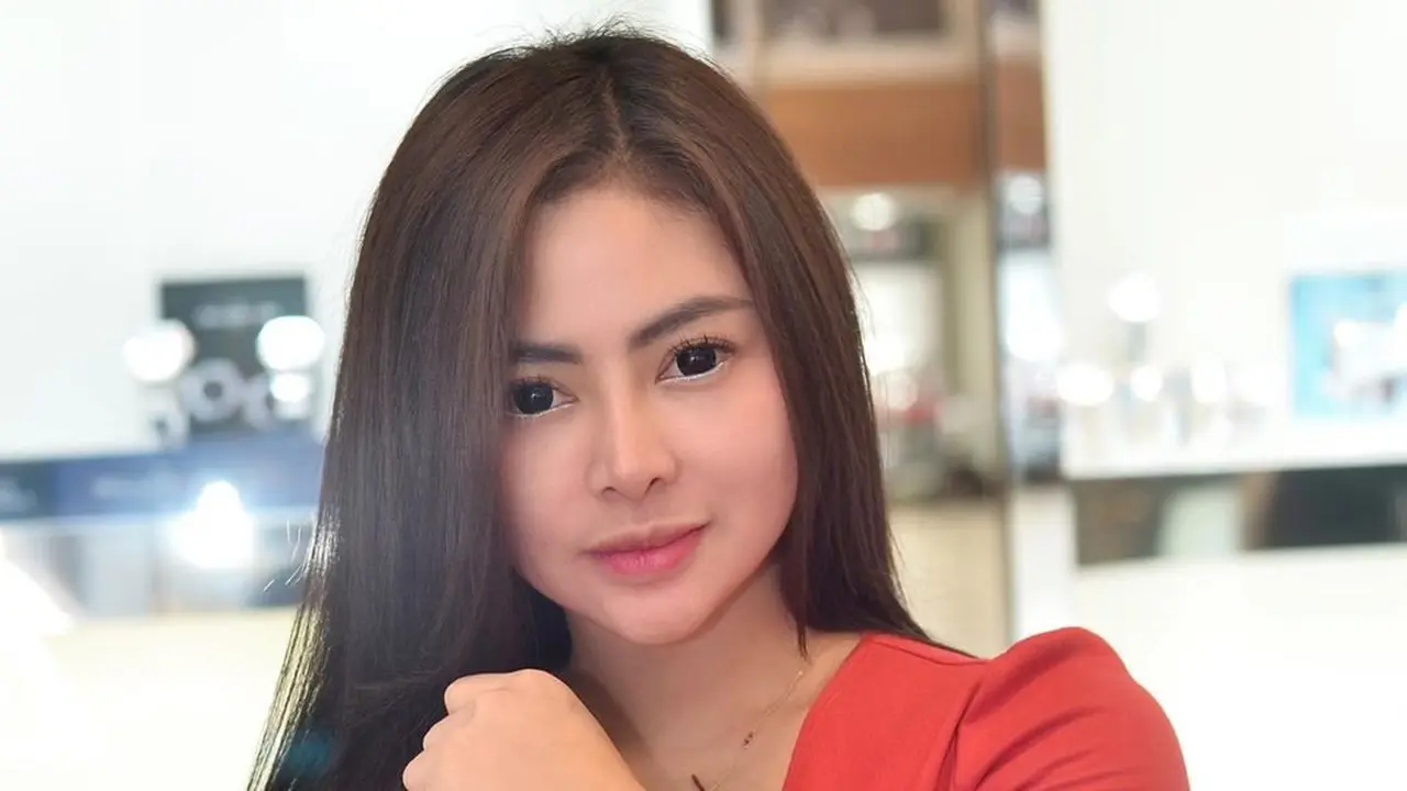 Vitalia Shesya (https://www.instagram.com/p/B7sfmpslC5x/)