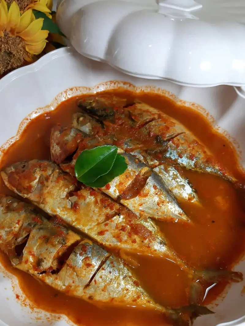 Sepiring ikan kembung asam padeh