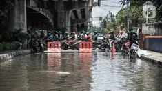 Kondisi banjir di Jalan RE Martadinata, Ancol, Jakarta, Selasa (9/11/2021). Banjir yang terjadi sejak 4 November 2021 masih menggenangi Jalan RE Martadinata, tepatnya di seberang Aston Mediterania. (merdeka.com/Iqbal S. Nugroho)