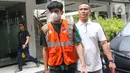Aktor Revaldo Fifaldi Suria Permana dihadirkan untuk rilis kasus penyalahgunaan Narkoba di Polda Metro Jaya, Jumat (13/1/2023). Revaldo ditangkap di basement apartemen kawasan Cempaka Putih Jakarta Pusat, pada Selasa, 10 Januari 2023 sekira pukul 04.30 WIB. (Liputan6.com/Herman Zakharia)