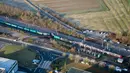 Lalu lintas kereta api antara Luxembourg City dan Thionville di Perancis ditangguhkan sementara akibat kecelakaan tersebut, Luxembourg, Selasa (14/1). Pihak berwenang masih menginvestigasi penyebab kecelakaan tersebut. (Police Grand Ducale via AP)