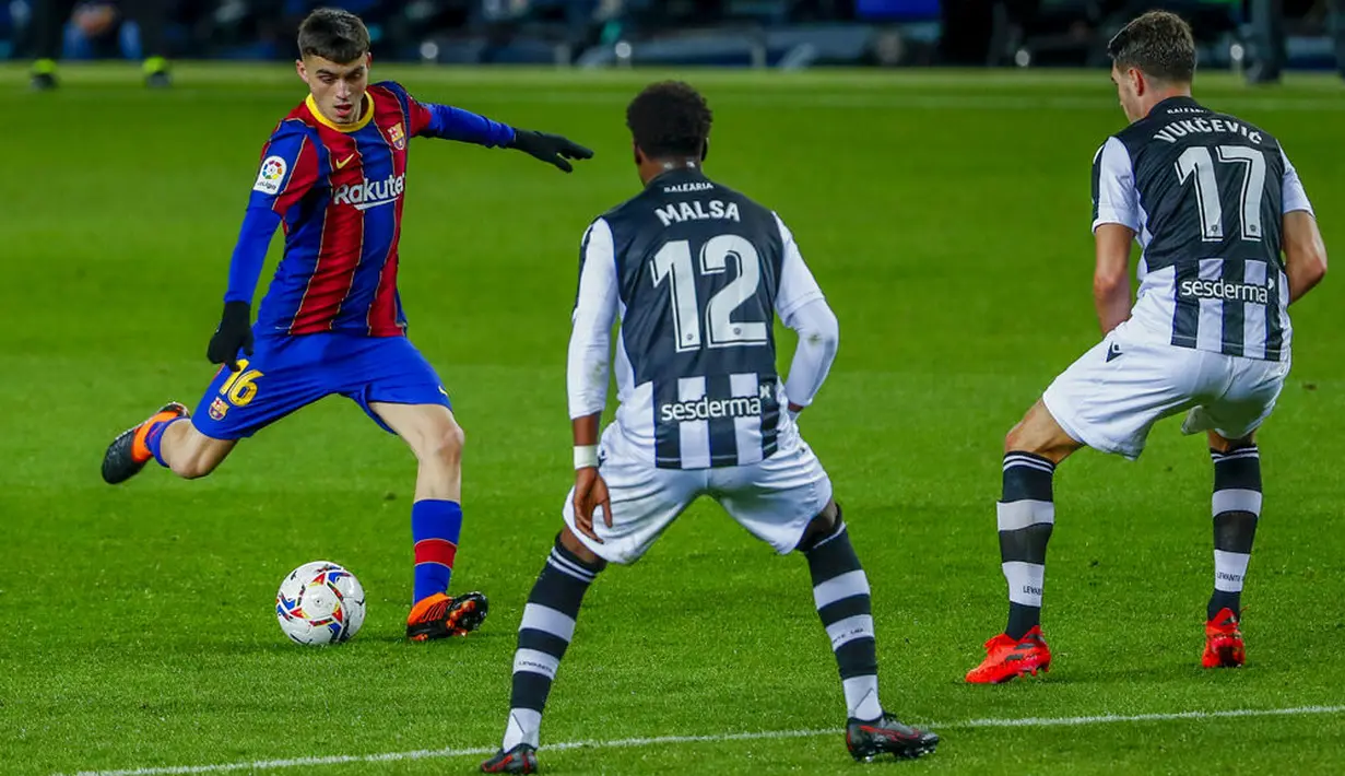 Pemain Barcelona Pedri (kiri) mencoba melakukan tembakan saat melawan Levante pada pertandingan La Liga Spanyol di Stadion Camp Nou, Barcelona, Spanyol, Minggu (13/12/2020). Barcelona menang 1-0. (AP Photo/Joan Monfort)
