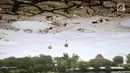 Terlihat dasar danau buatan yang kering karena musim kemarau di Taman Archipelago, Taman Mini Indonesia Indah (TMII), Jakarta, Sabtu (15/9). Sejumlah perahu angsa terpaksa tidak beroperasi akibat debit air menyusut. (Liputan6.com/Fery Pradolo)