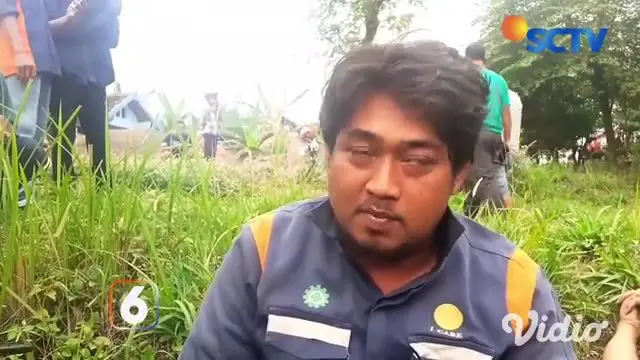 VIDEO: Truk Pertamina Oleng dan Masuk Parit di Madiun