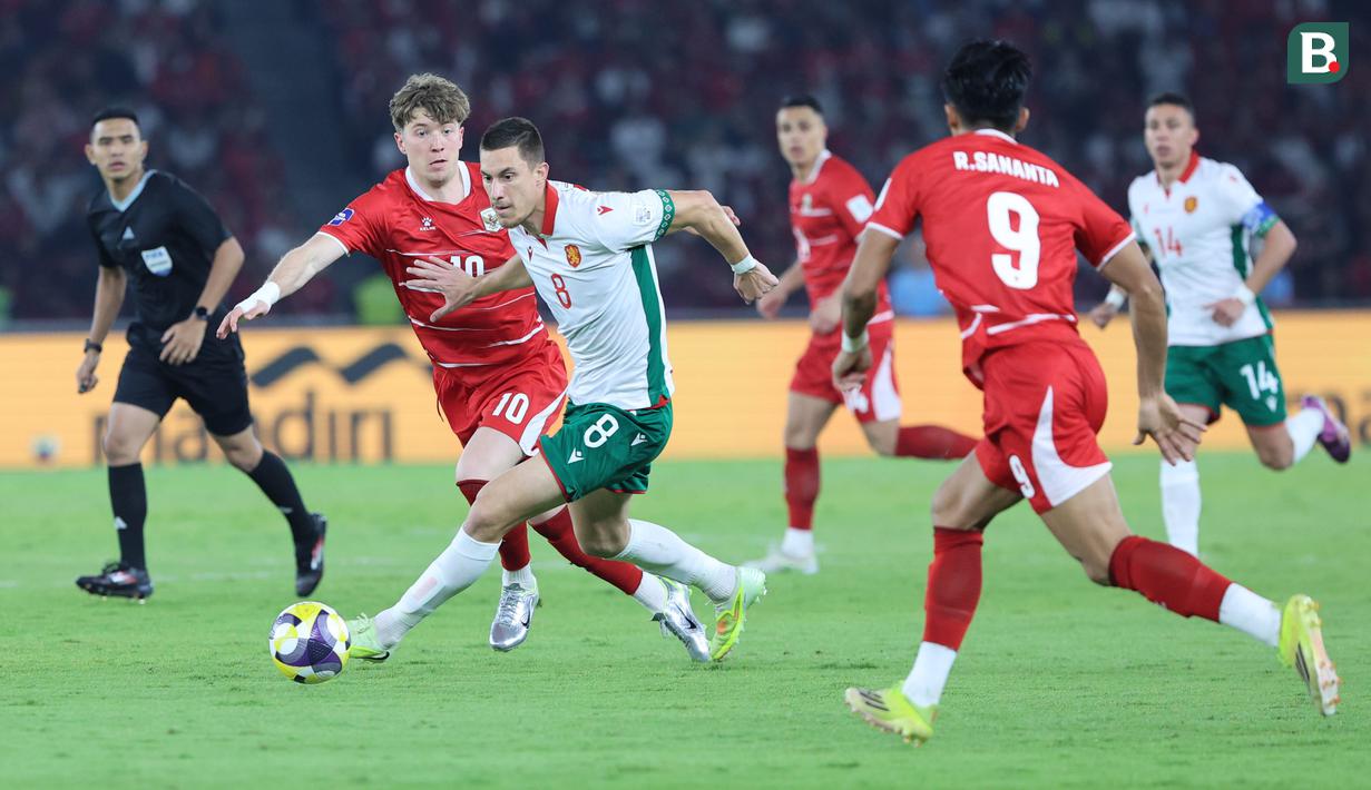 Pemain Timnas Indonesia, Ole Romeny berusaha mengumpan bola ke Ramadhan Sananta dibayangi oleh pemain Bulgaria, Adrian Kraev dalam laga final FIFA Series 2026 di Stadion Utama Gelora Bung Karno (SUGK), Senayan, Jakarta, Senin (30/03/2026). (Bola.com/M Iqbal Ichsan)