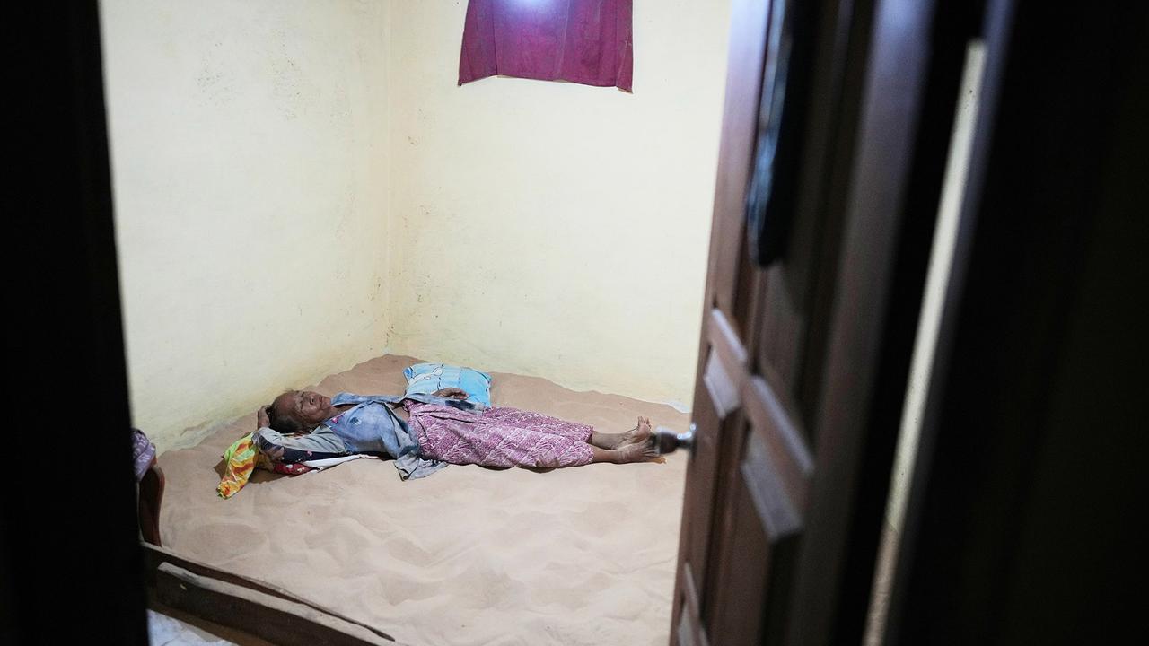 FOTO: Tidur di Atas Pasir,  Tradisi Aneh tapi Nyata dari Ujung Timur Madura
