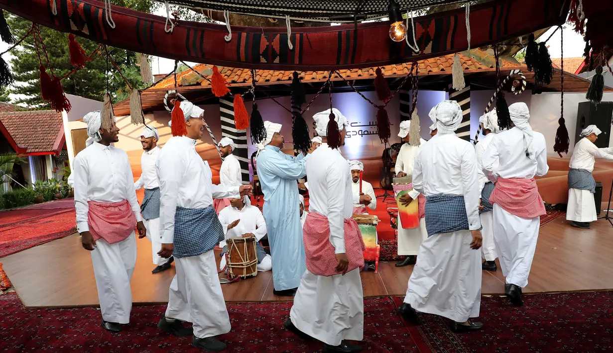 Warga Arab Saudi mempersembahkan tari tradisional pada acara Saudi House di Resto  Pulau Dua Senayan, Jakarta, Minggu (19/8). Festival ragam budaya Arab Saudi juga memberi dukungan kepada atlet Asian Games 2018. (Liputan6.com/Fery Pradolo)