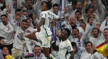 Penyerang Real Madrid, Rodrygo (kiri) merayakan gol keempat timnya dengan bersama Vinicius Junior saat pertandingan sepak bola Liga Spanyol melawan Girona FC di Stadion Santiago Bernabeu, Madrid pada 10 Februari 2024. (Pierre-Philippe MARCOU/AFP)