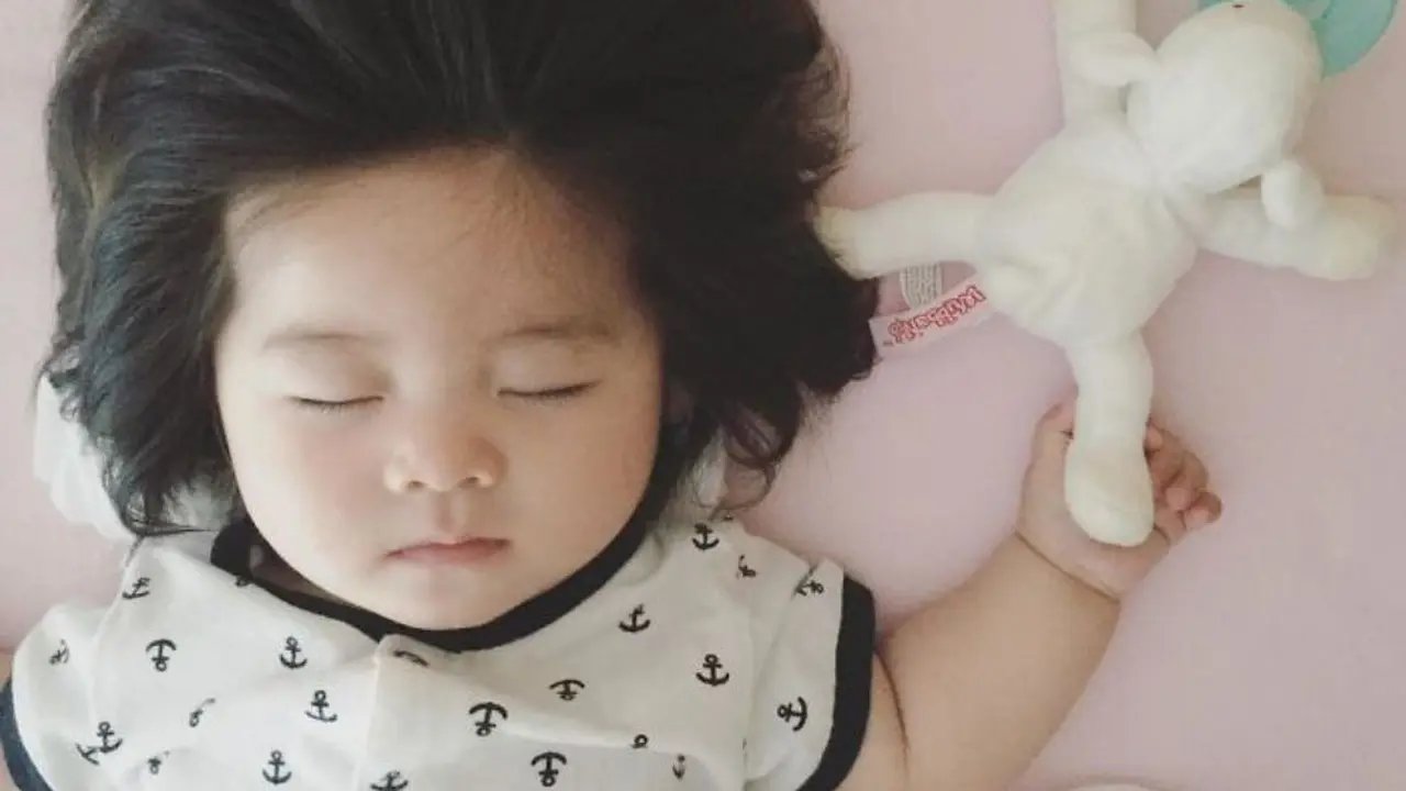 [Bintang] Berusia 6 Bulan, Bayi dengan Rambut Cantik yang Super Tebal Ini Viral