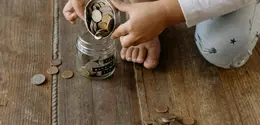 Banyak biaya kecil yang terlihat sepele seperti makan di luar atau aktivitas tambahan (Sumber: Pexels.com)