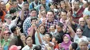 Cagub DKI Basuki Tjahaja Purnama ( Ahok ) berpose bersama warga saat blusukan ke wilayah Cililitan, Jakarta, Rabu (28/12). Dalam blusukannya tersebut Ahok mencari tahu permasalahan banjir di Cililitan Kecil. (Liputan6.com/Yoppy Renato)