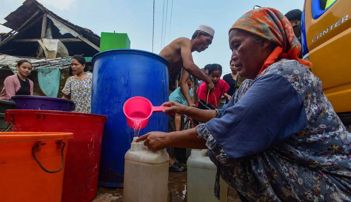 Warga antre mendapatkan air bersih saat pemberian bantuan air bersih yang dilakukan Relawan Gerak Bareng di Desa Cidokom, Bogor, Jawa Barat, Kamis, 30 Juli 2026. (KLY/Arie Basuki)