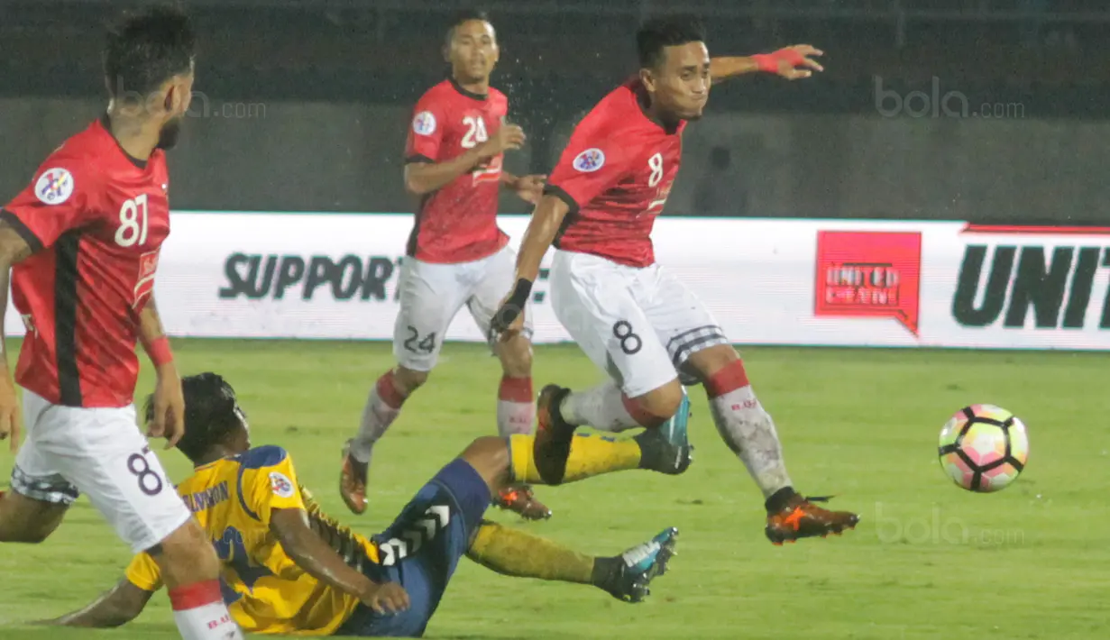 Gelandang Bali United, Muhammad Taufiq, melewati pemain Tampines Rovers pada laga kualifikasi Liga Champions Asia di Stadion I Wayan Dipta, Gianyar, Selasa (16/1/2018). Bali menang 3-1 atas Tampines. (Bola.com/Ronald Seger)