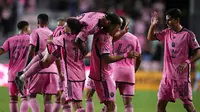 Pemain Inter Miami, Jordi Alba merayakan golnya bersama Lionel Messi dan Luis Suarez pada laga leg pertama semifinal Wilayah Timur Piala Major League Soccer (MLS) Amerika melawan Atlanta United yang berlangsung di Chase Stadium, Fort Lauderdale, Florida, Sabtu (26/10/2024) WIB. (AFP/Rich Storry)