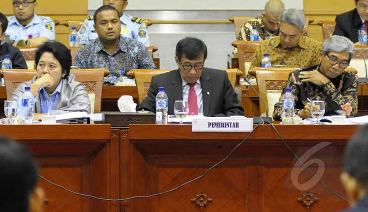 Menkumham Yasonna Laoly (tengah) bersama Wakil Menlu Abdurrahman Mohammad Fachir (kanan) mengikuti rapat kerja bersama Komisi I DPR di Kompleks Parlemen Senayan, Jakarta, Senin (2/2/2015). (Liputan6.com/Andrian M Tunay)