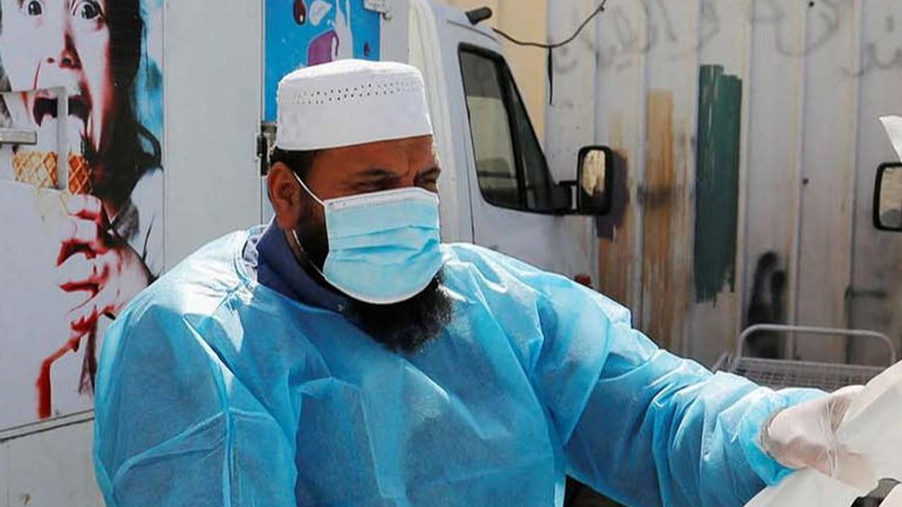 Jenazah-jenazah itu disimpan di dalam truk es krim sebelum diserahkan kepada pihak keluarga.
