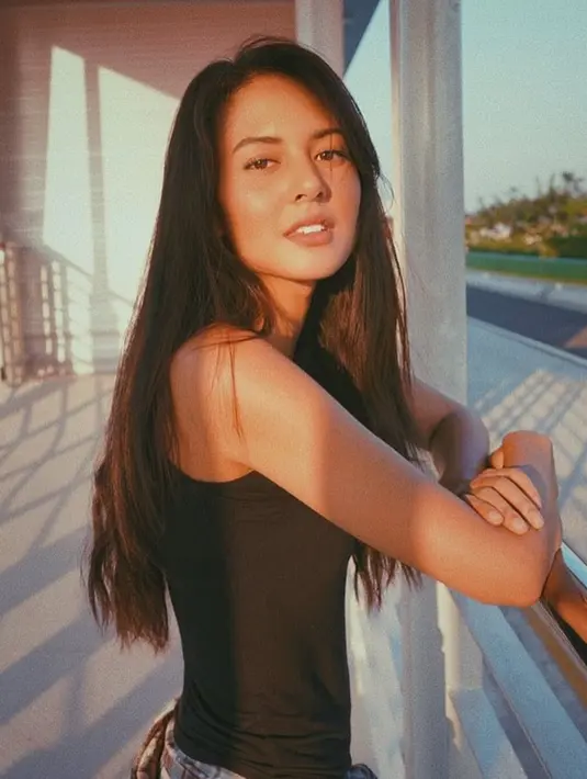Dalam kesehariannya, bintang iklan ini tetap tampil modis dan stylish meski hanya pakai tank top biasa dipadukan dengan celana jeans. Meski tampil tanpa makeup, Aurelie tampil casual dan chic. (Liputan6.com/IG/@aurelie)