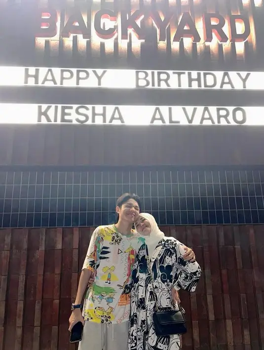 "Alhamdulillah surprise kecil2an buat ka @kiesha.alvaro berhasil jugaaa.. makasih buat @dokterasih udh bantuin dan makasih juga @weekend.ersbackyard buat tempatnya,' tulis okieagustina_ dalam caption unggahannya. [Instagram/okieagustina_]