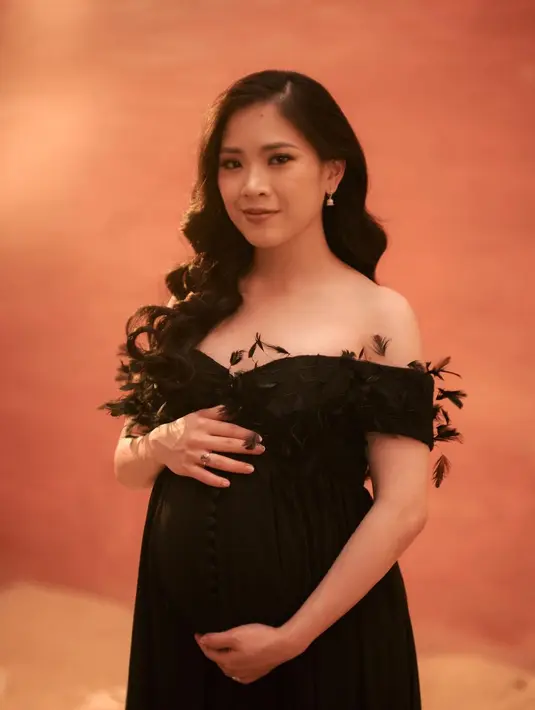 Pakai gaun warna hitam dengan rambut digerai, anak Hary Tanoesoedibjo ini tampil elegan. Meski perutnya sudah buncit, namun tak mengurangi pesona yang dipancarkan oleh Jessica Tanoesoedibjo. Jalani maternity shoot beberapa bulan jelang kelahiran anak pertamanya, menilik dari laman Instagramnya, pemotretan tersebut dijalani Jessica Tanoe pada September 2023. (Liputan6.com/IG/@jessicatanoe)