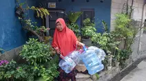 Bantuan Air Bagi Warga Depok yang Kesulitan Air Bersih akibat Kemarau Panjang dan Air PDAM Mati