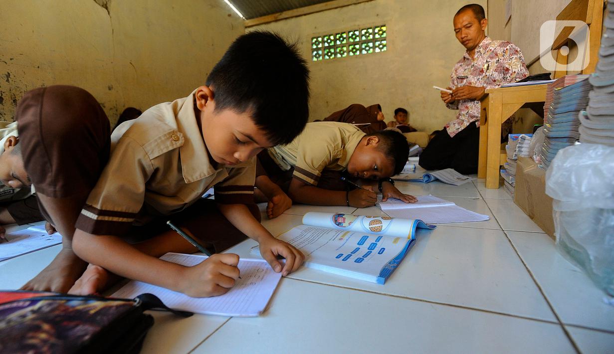 Mereka belajar dengan fasilitas seadanya. Tidak ada bangku, meja, dan juga papan tulis yang memadai. (merdeka.com/Arie Basuki)