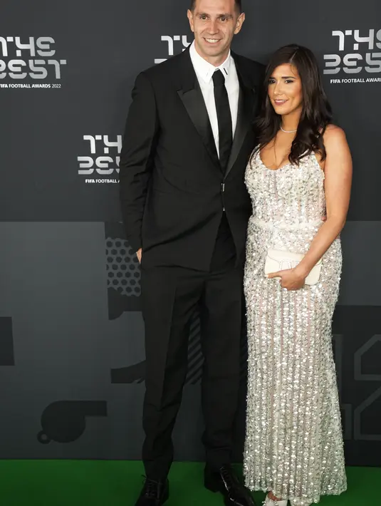Kiper timnas Argentina Emiliano Martinez berpose di karpet hijau bersama istrinya Amanda sebelum penganugerahan The Best FIFA Football Awards 2022 di Paris, Prancis, Senin (27/2/2023).  Emiliano Martinez terpilih sebagai pemenang The Best FIFA Men’s Goalkeeper 2022.  (AP Photo/Michel Euler)
